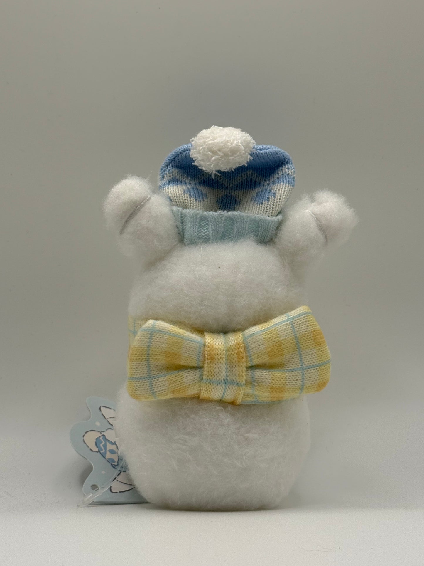 Eevolvd Pikachu Vinter Plush med halsduk och hatt sedd fran bakre sida irl direkt fran Pokemon Center Japan