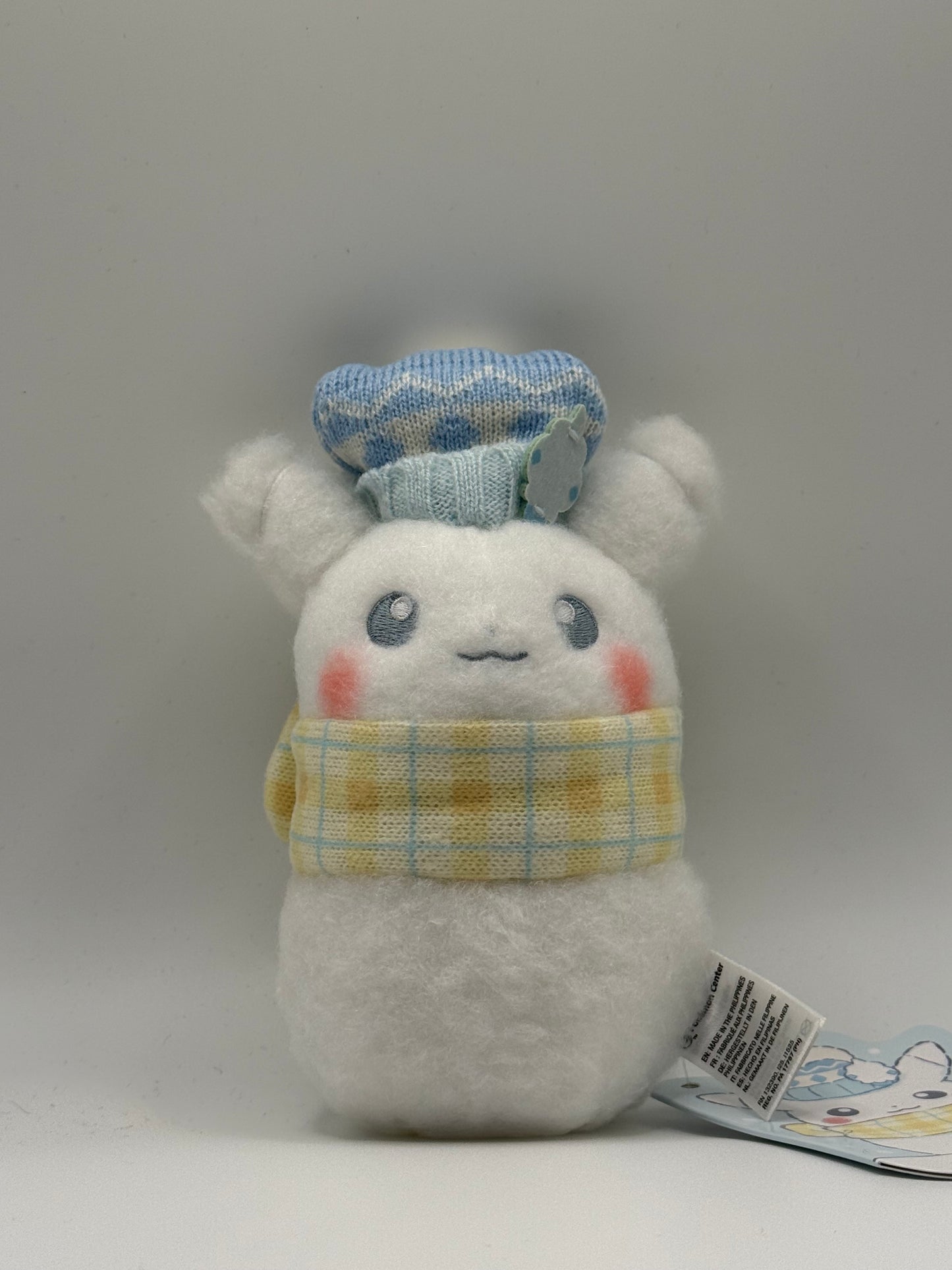 Eevolvd Pikachu Vinter Plush med halsduk och hatt sedd framifran irl direkt fran Pokemon Center Japan