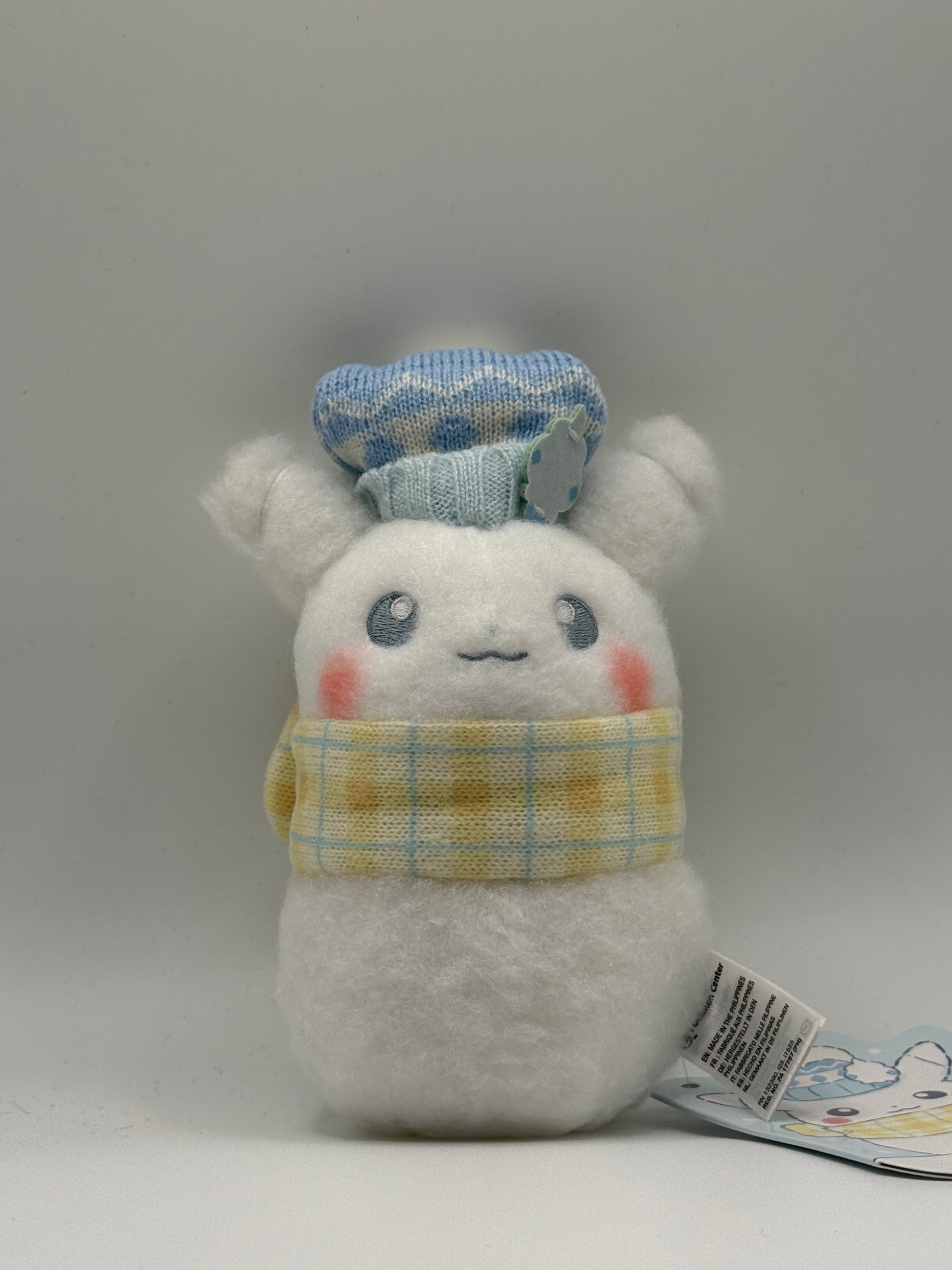 Eevolvd Pikachu Vinter Plush med halsduk och hatt sedd framifran irl direkt fran Pokemon Center Japan