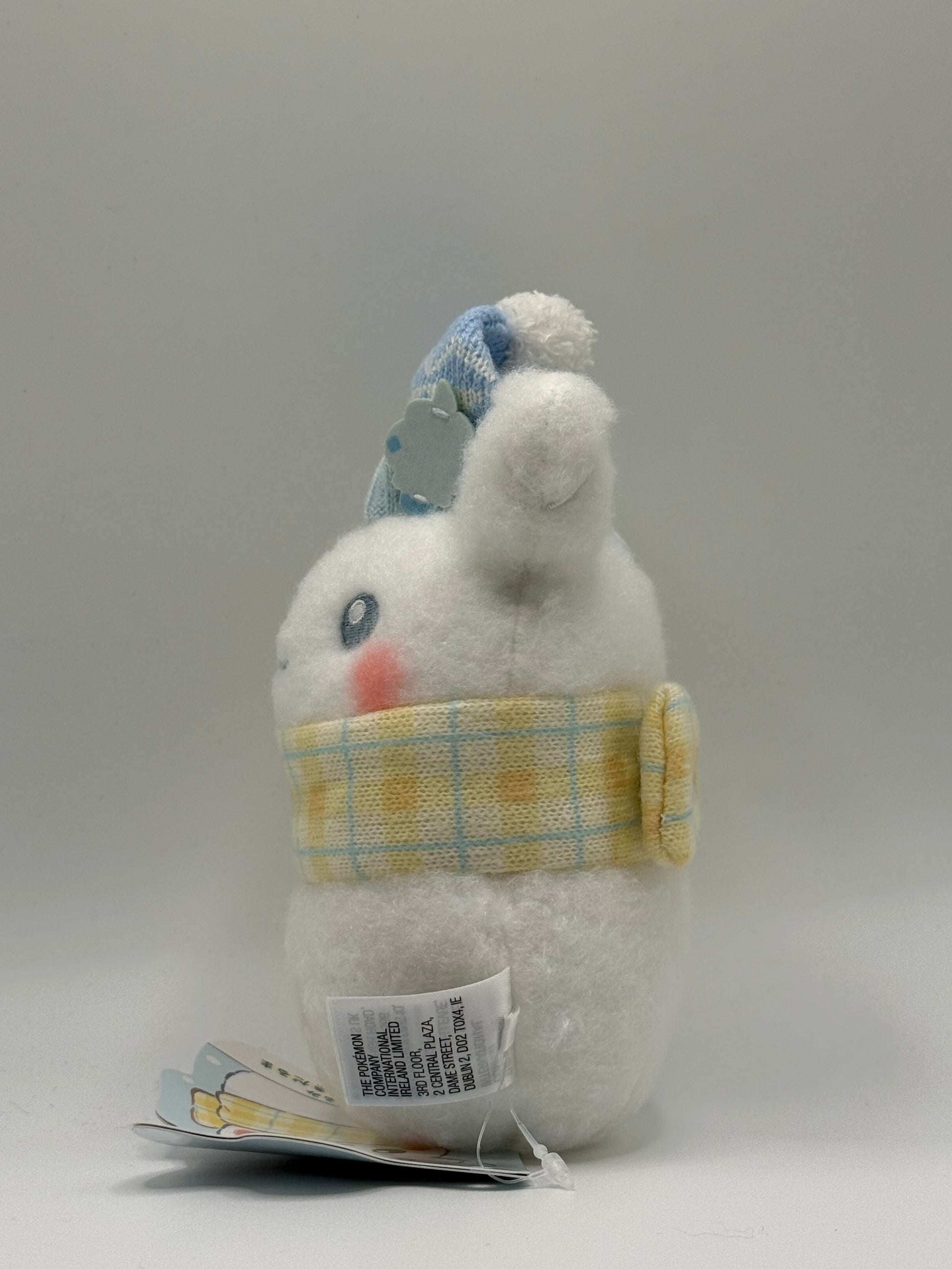 Eevolvd Pikachu Vinter Plush med halsduk och hatt sedd fran vanster sida irl direkt fran Pokemon Center Japan