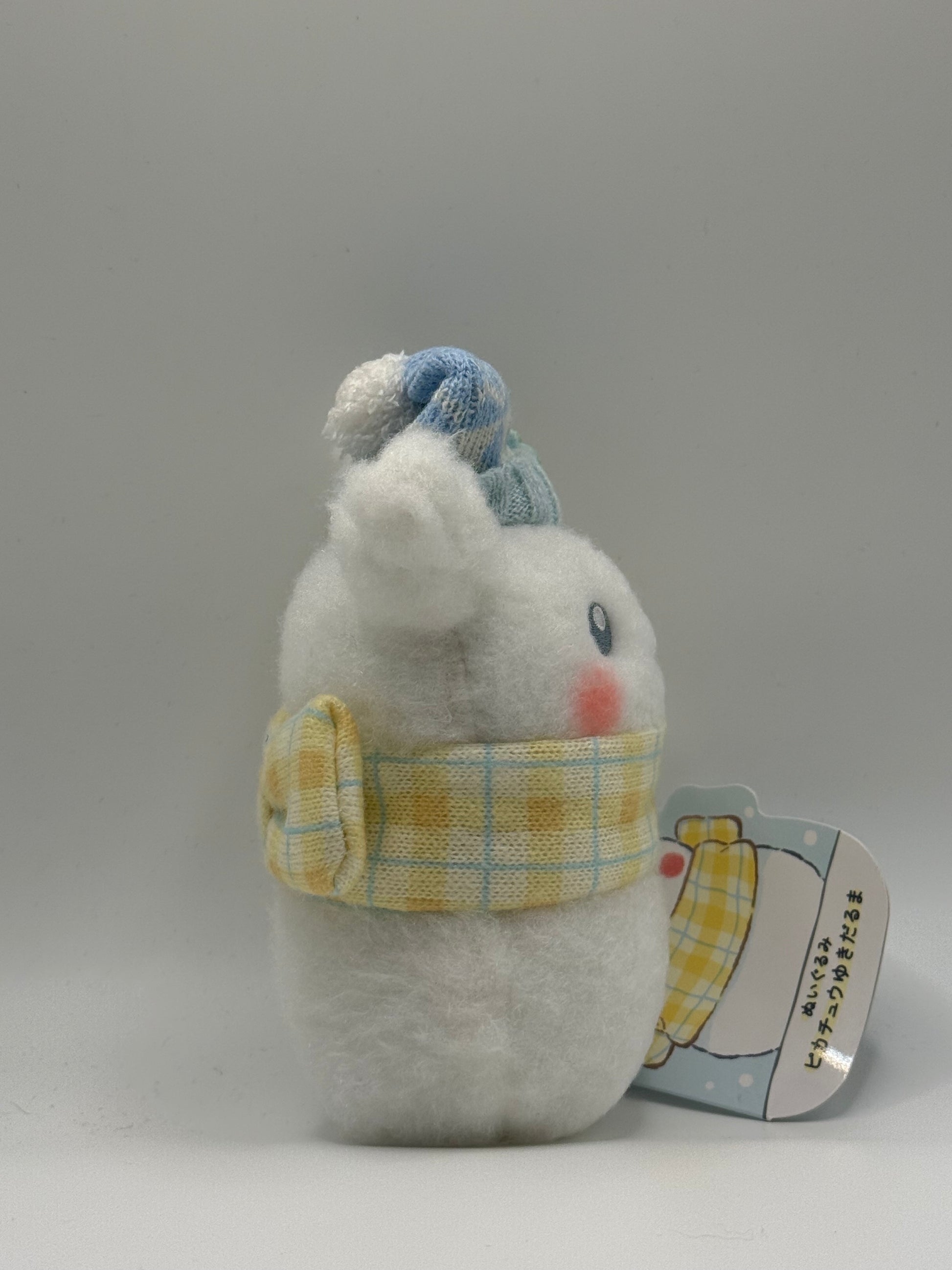 Eevolvd Pikachu Vinter Plush med halsduk och hatt sedd fran hoger sida irl direkt fran Pokemon Center Japan