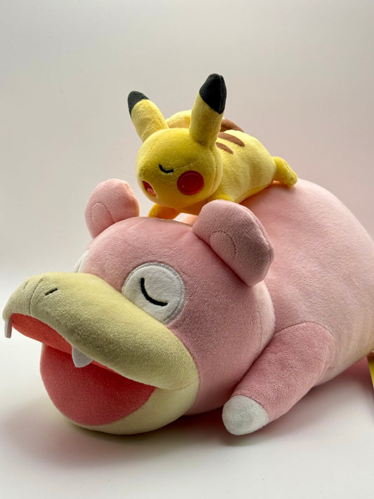 Eevolvd Pikachu x Slowpoke Pokemon Center Plush med super mjuk pals och mycket ovanlig samling med framsidan i fokus direkt fran Pokemon Center Japan