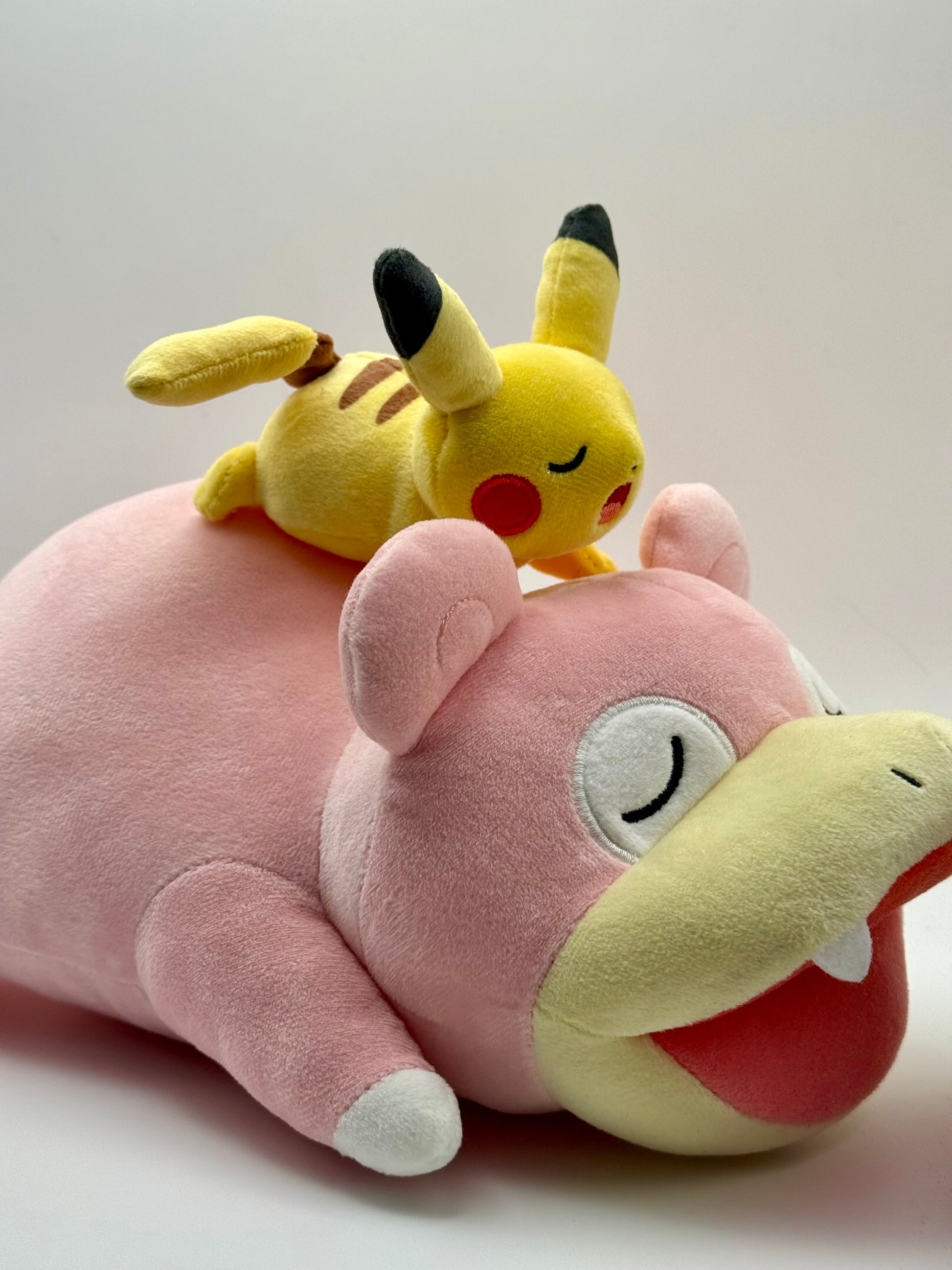 Eevolvd Pikachu x Slowpoke Pokemon Center Plush med super mjuk pals och mycket ovanlig samling med sidan i fokus direkt fran Pokemon Center Japan