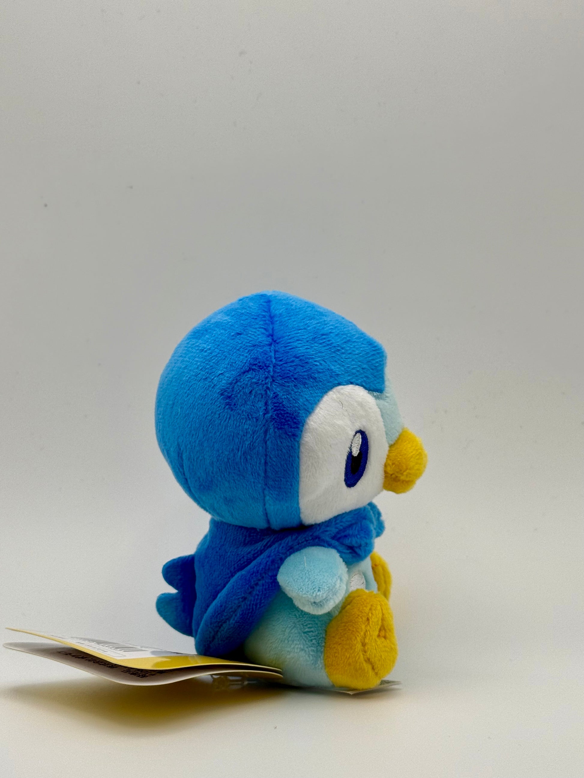 Eevolvd Piplup Pokemon Fit Plush med skön päls med hoger sidan i fokus direkt fran Pokemon Center Japan