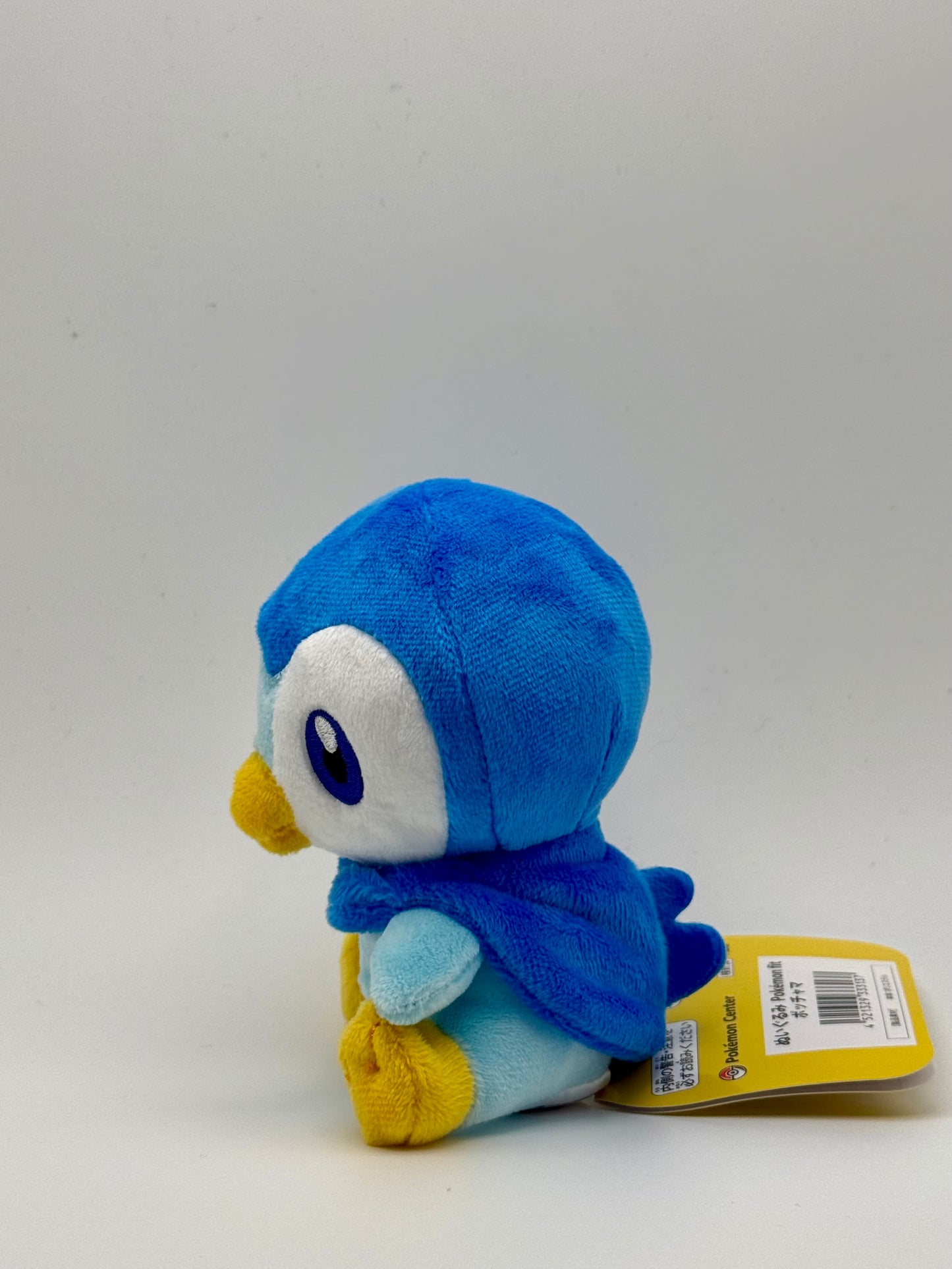 Eevolvd Piplup Pokemon Fit Plush med skön päls med vanster sidan i fokus direkt fran Pokemon Center Japan