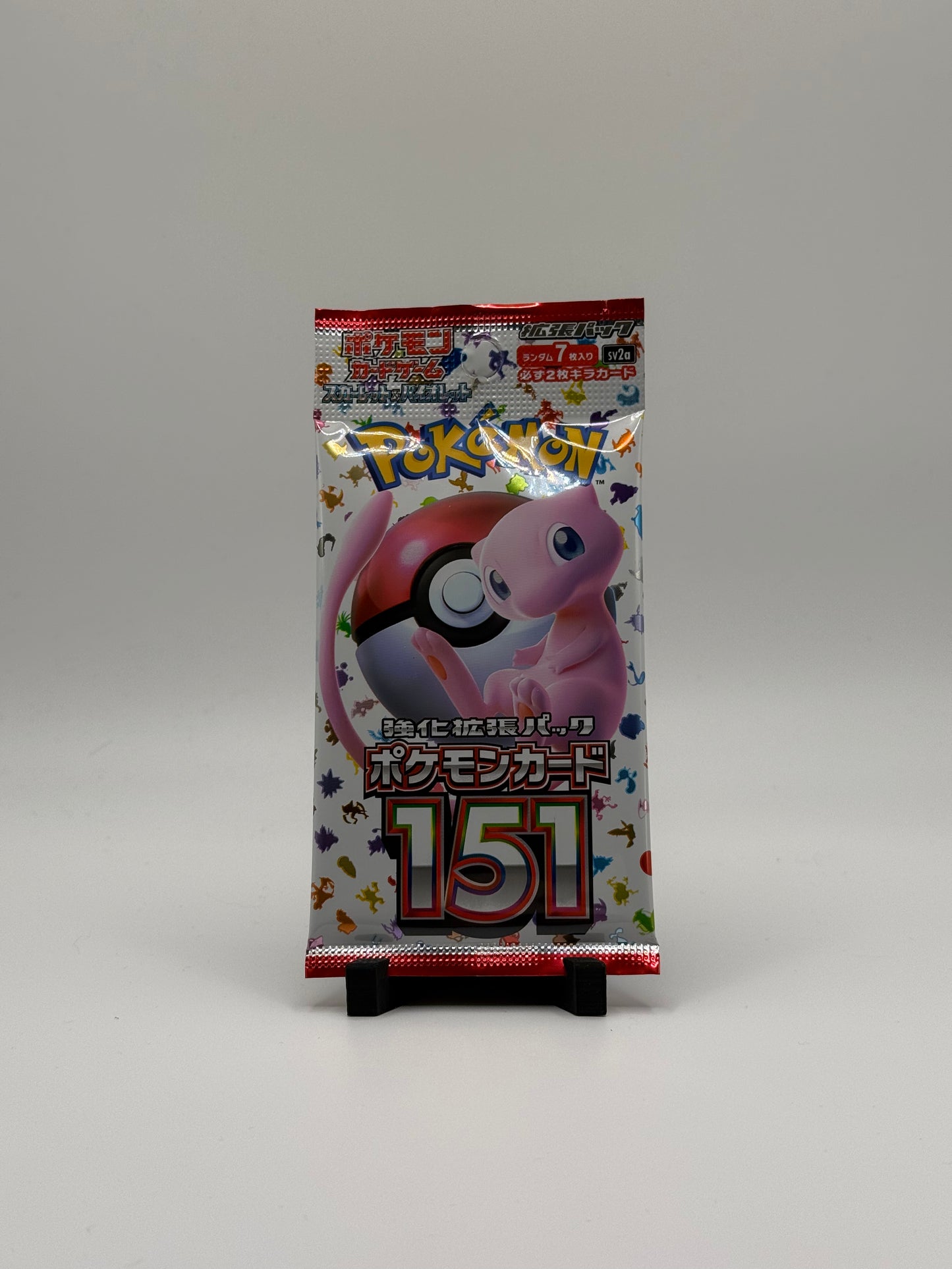 Eevolvd Pokemon 151 Booster Pack med 7 kort sedd fran framsidan i verkligheten direkt fran Japan. 