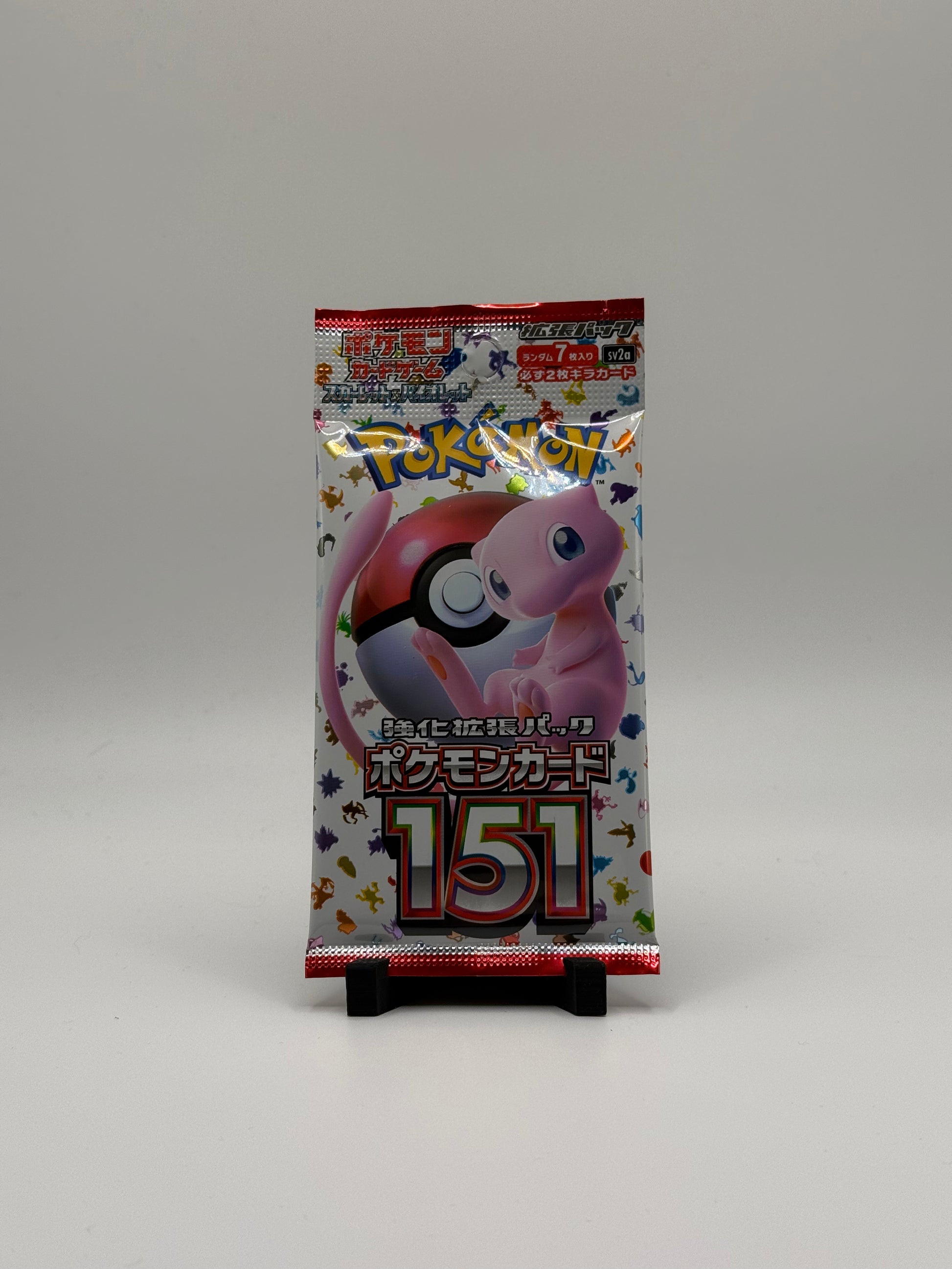 Eevolvd Pokemon 151 Booster Pack med 7 kort sedd fran framsidan i verkligheten direkt fran Japan. 
