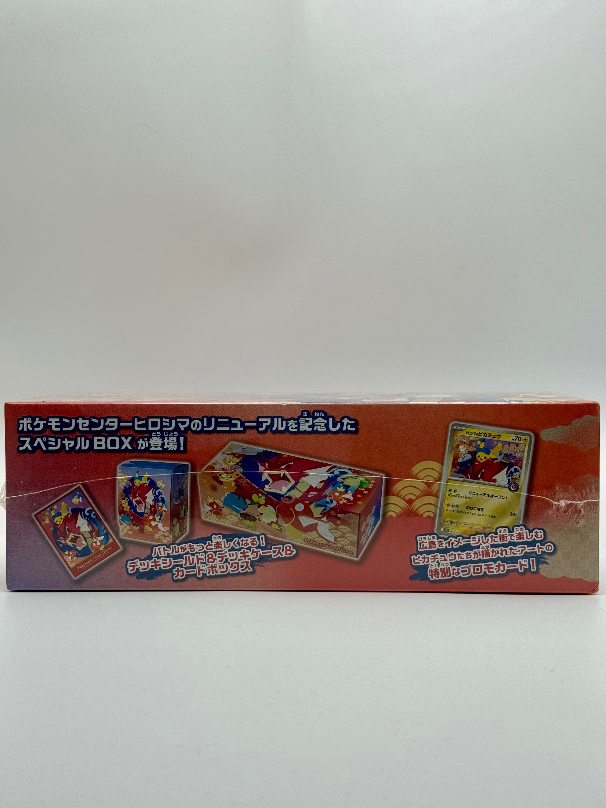 Eevolvd Hiroshima Special Box med Exklusivt kort och sleeves och deck box sedd med baksidan i fokus direkt fran Pokemon Center Japan