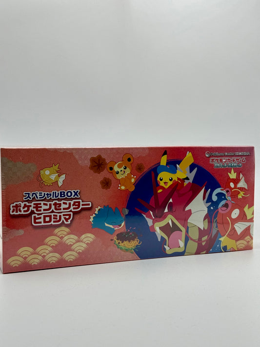 Eevolvd Hiroshima Special Box med Exklusivt kort och sleeves och deck box sedd med framsidan i fokus direkt fran Pokemon Center Japan