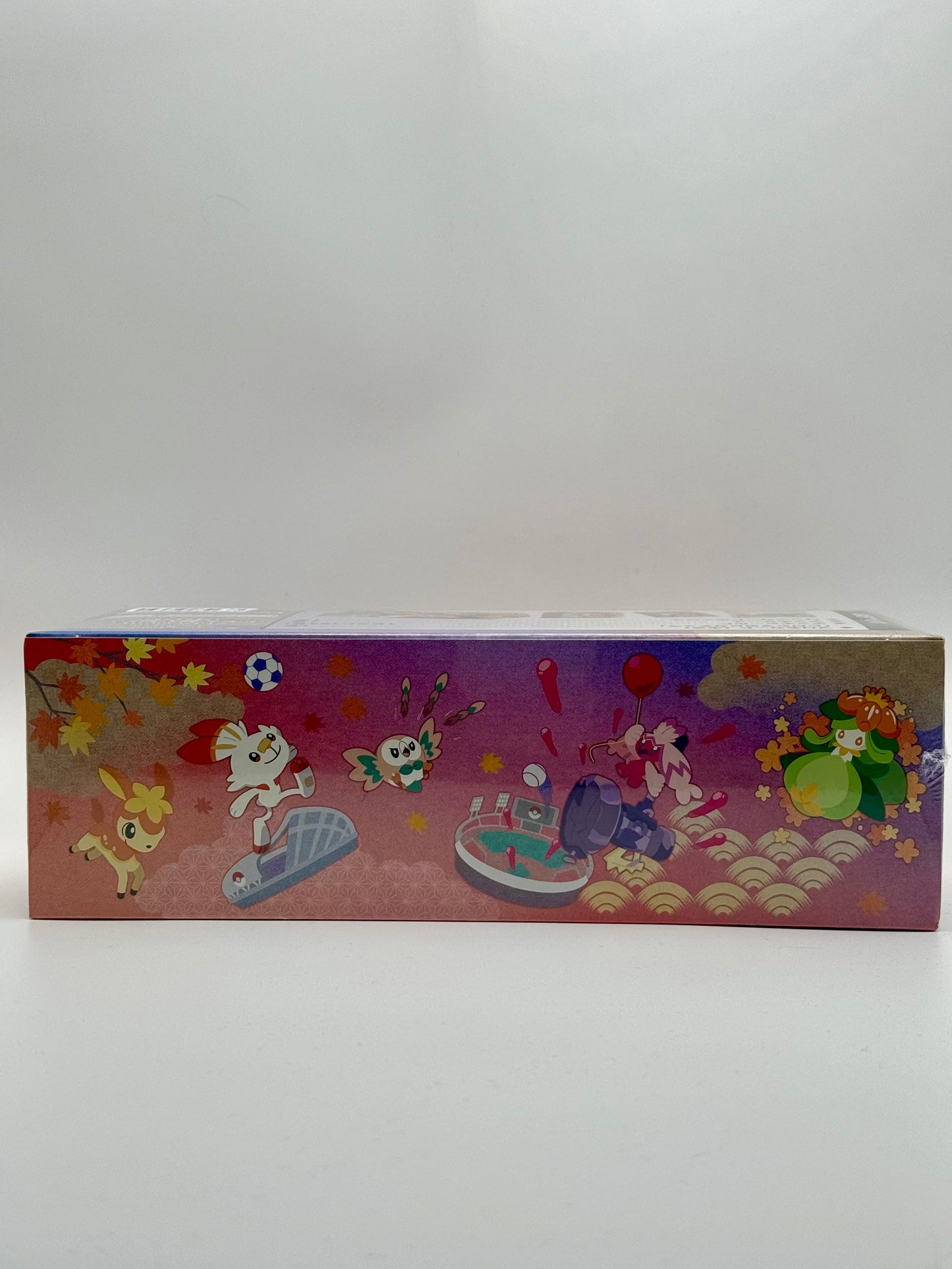 Eevolvd Hiroshima Special Box med Exklusivt kort och sleeves och deck box sedd med höger sidan i fokus direkt fran Pokemon Center Japan
