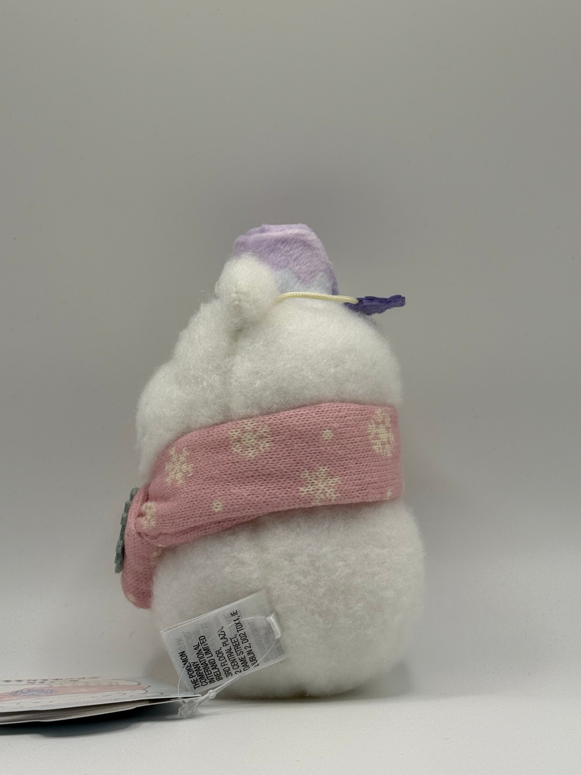 Eevolvd SlowPoke Plush med halsduk och hatt med bild fran vanster sidan direkt fran Pokemon Center Japan