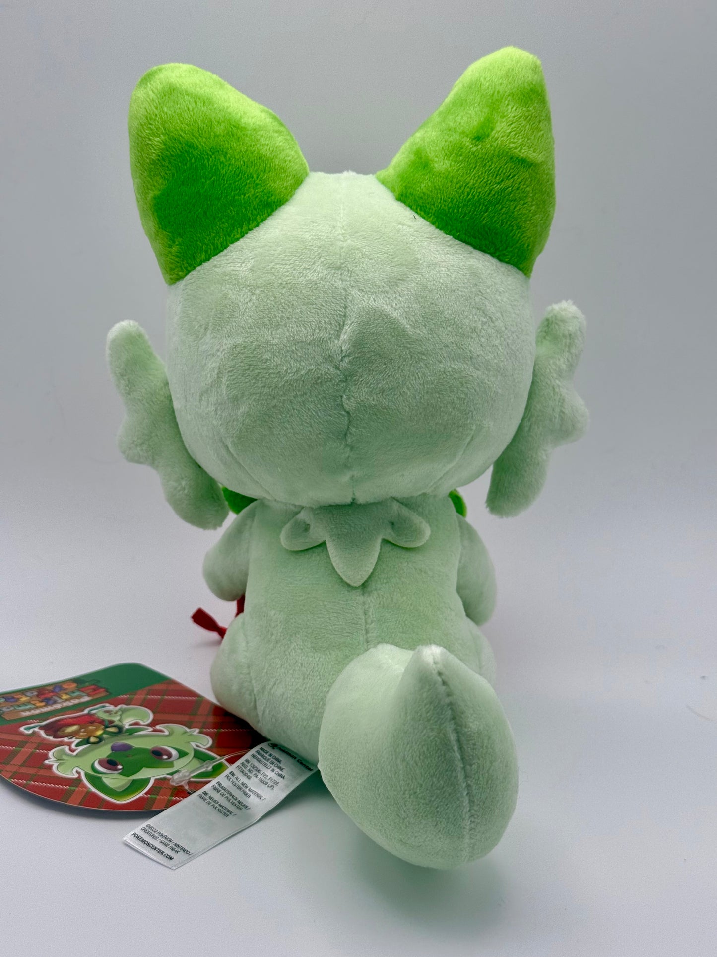 Eevolvd Sprigatito Plush med extra liten pokemon i pase sedd bakifran direkt fran Pokemon Center Japan