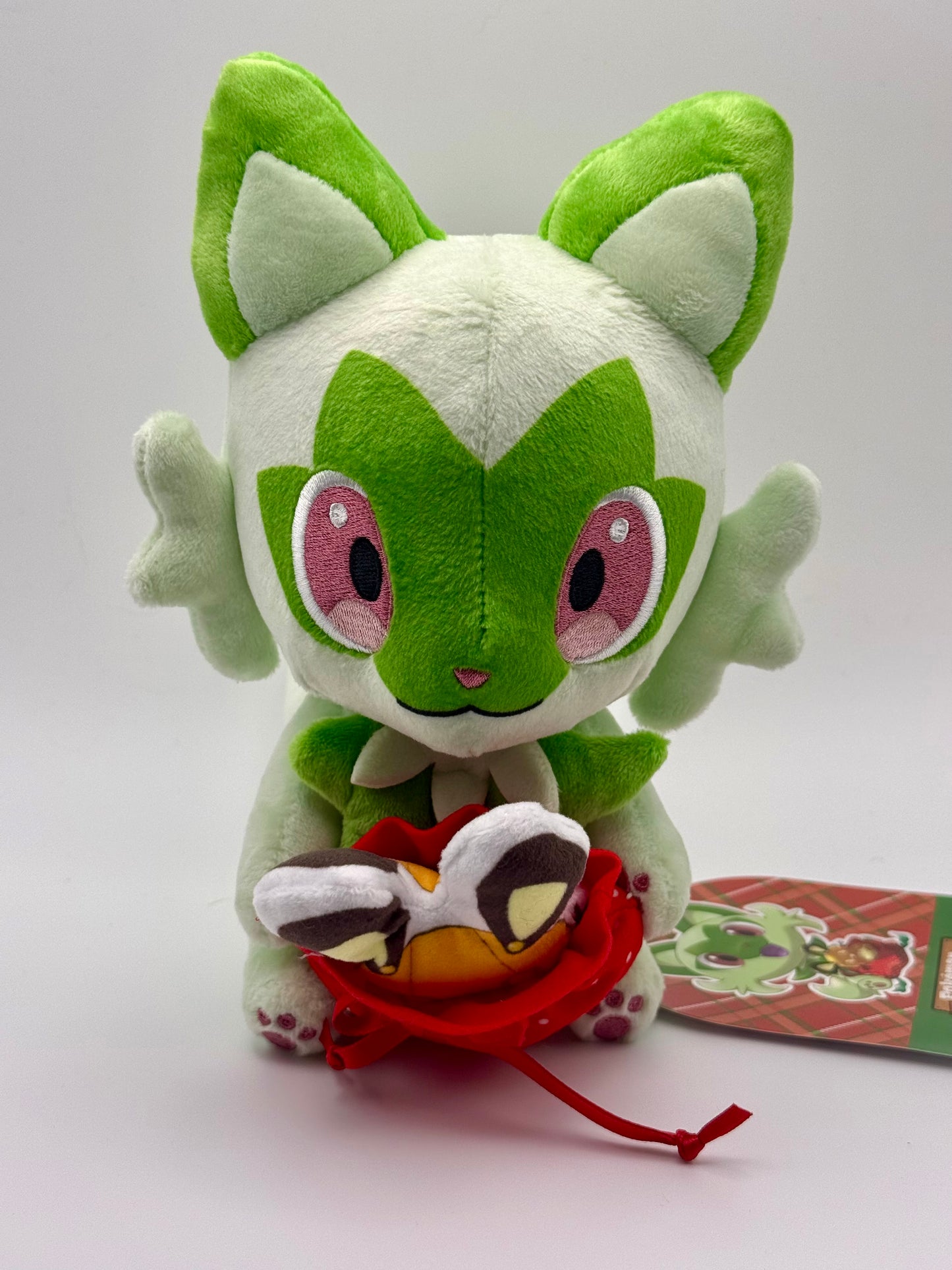 Eevolvd Sprigatito Plush med extra liten pokemon i pase sedd framifran direkt fran Pokemon Center Japan