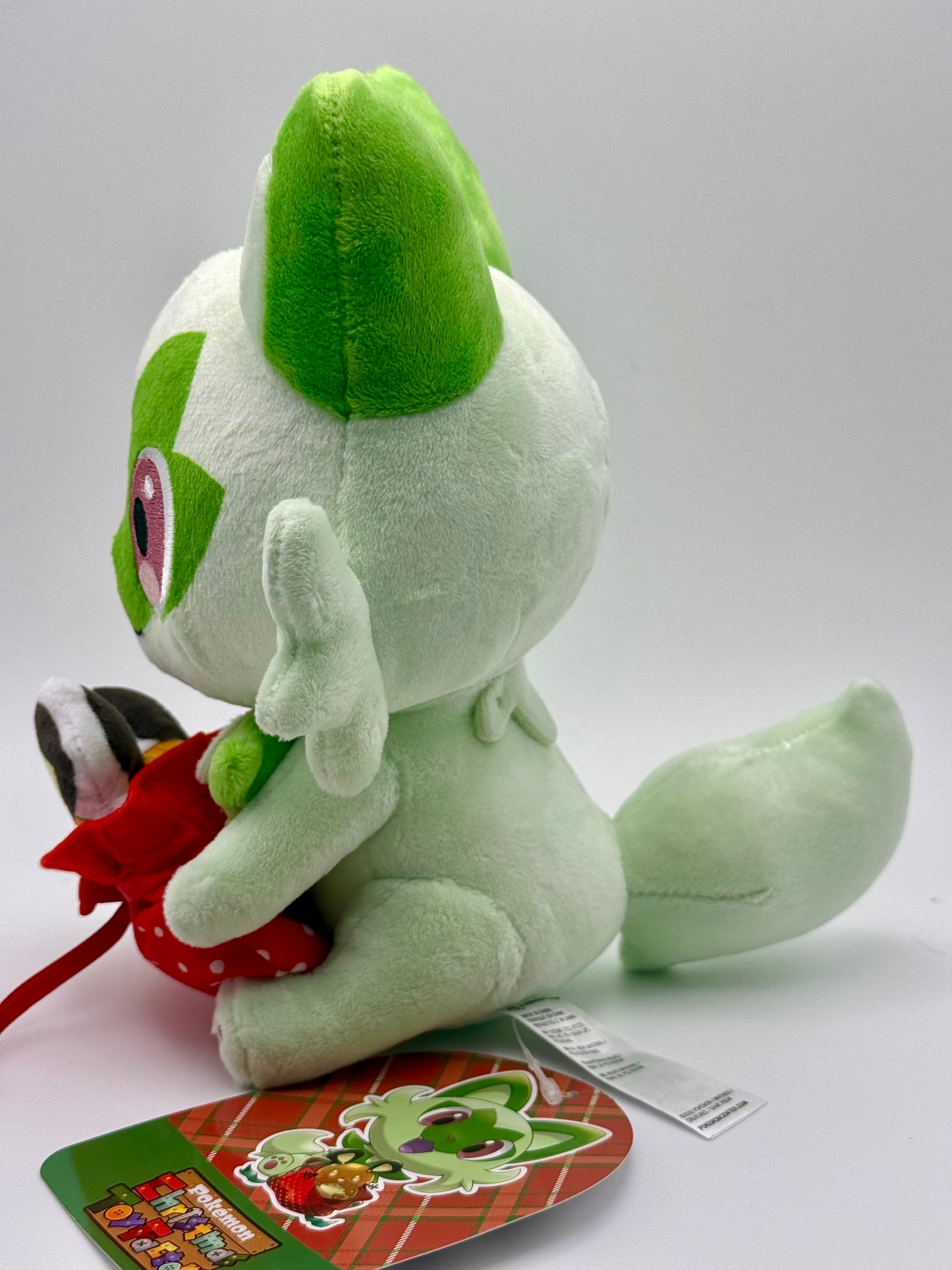 Eevolvd Sprigatito Plush med extra liten pokemon i pase sedd fran vanster sida direkt fran Pokemon Center Japan
