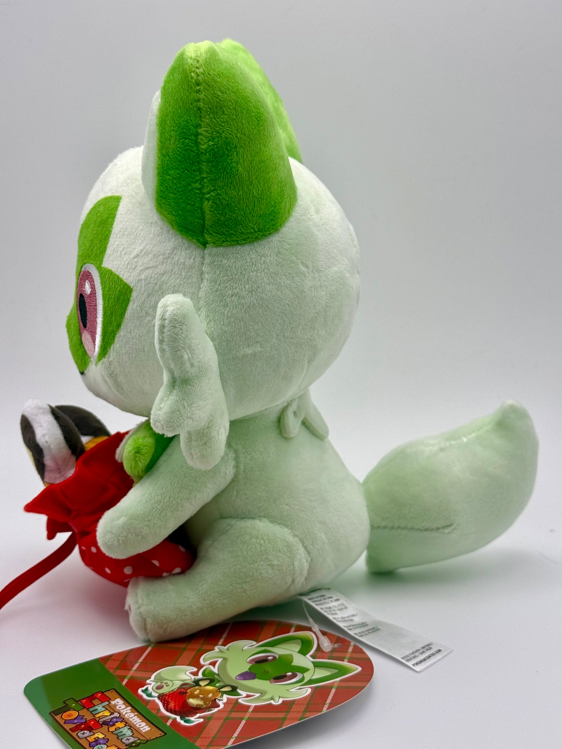 Eevolvd Sprigatito Plush med extra liten pokemon i pase sedd fran vanster sida direkt fran Pokemon Center Japan