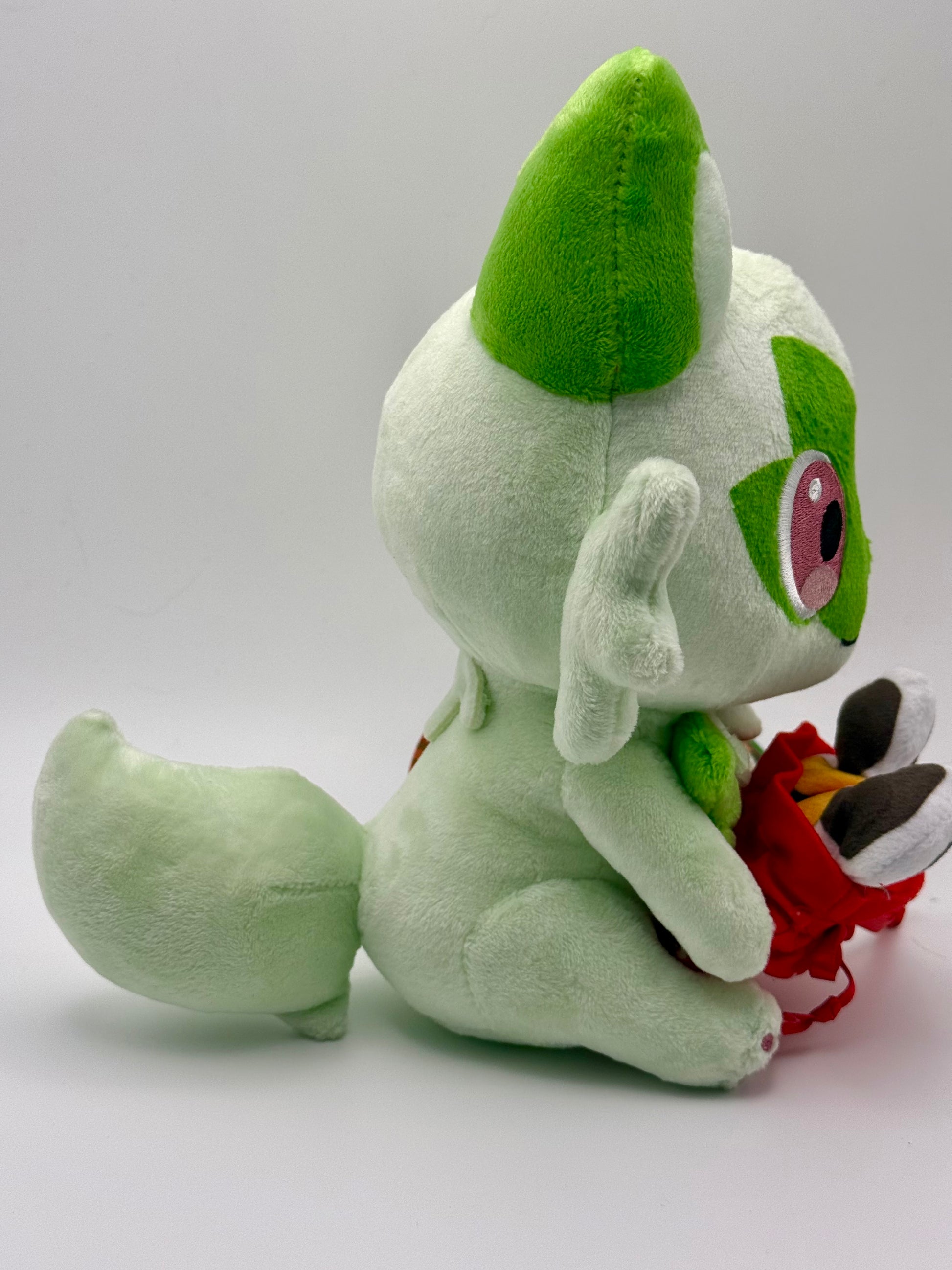 Eevolvd Sprigatito Plush med extra liten pokemon i pase sedd fran hoger sida direkt fran Pokemon Center Japan