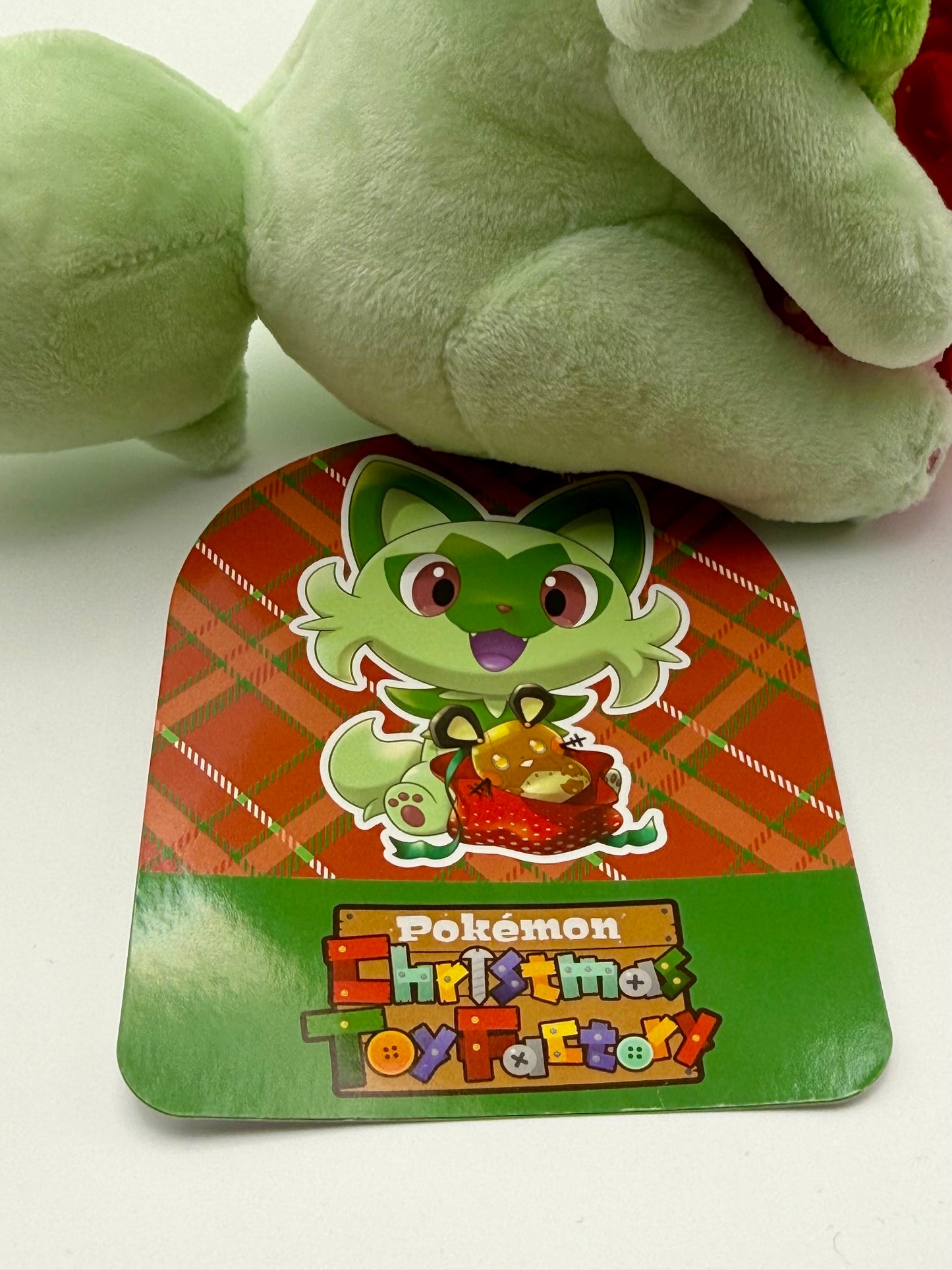 Eevolvd Sprigatito Plush med extra liten pokemon i pase sedd med sin tag framifran direkt fran Pokemon Center Japan