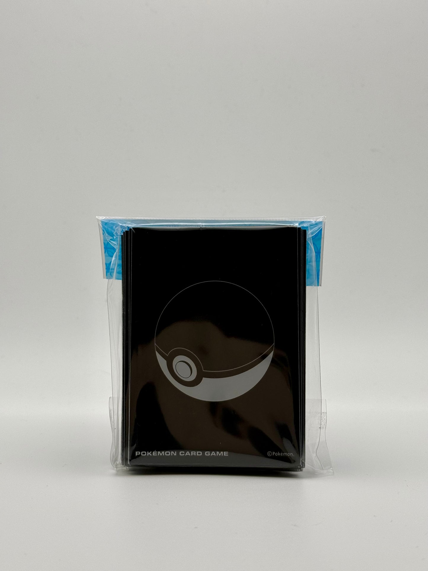 Eevolvd Svart Pokeball Sleeve med excklusiv design sedd fran framsidan direkt fran Pokemon Center Japan
