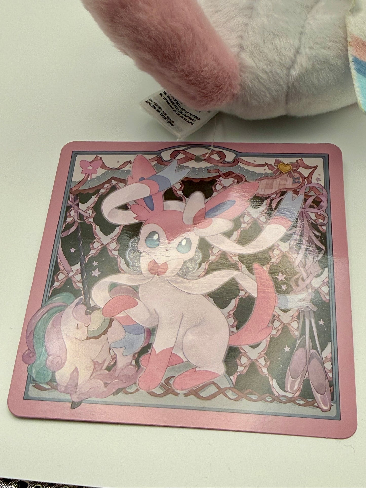 Eevolvd Sylveon Plush med vinkandes och sittandes pose sedd med sin tag direkt fran Pokemon Center Japan