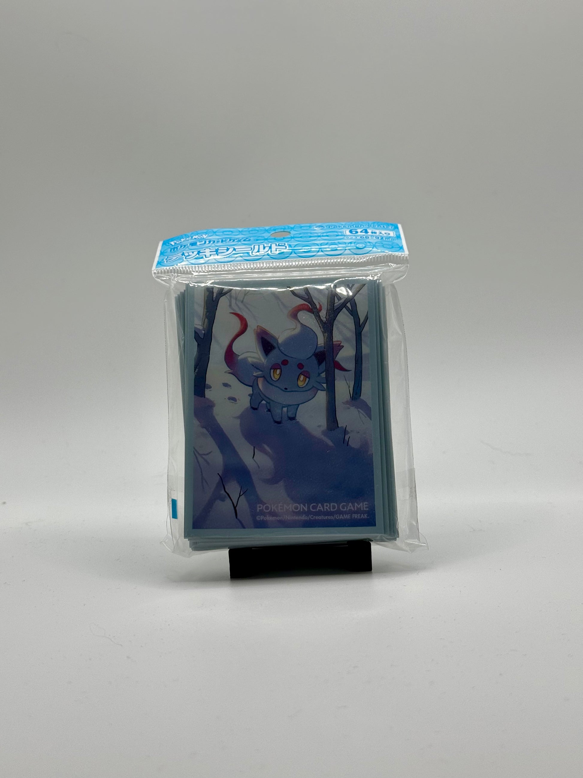 Eevolvd Zorua Pokemon Center Kort sleeve med exklusiv konst med fokus pa framsidan direkt fran Pokemon Center Japan