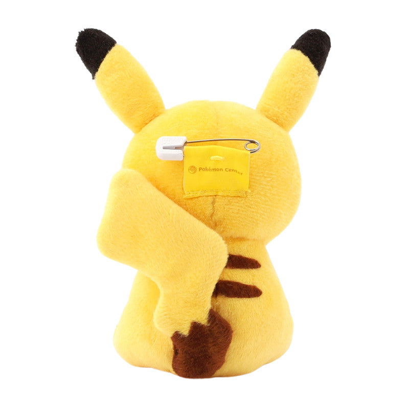 Eevolvd plush fran blind box med som ser ut som pikachu utan pokeball som visar baksidan fran Pokemon Center Japan
