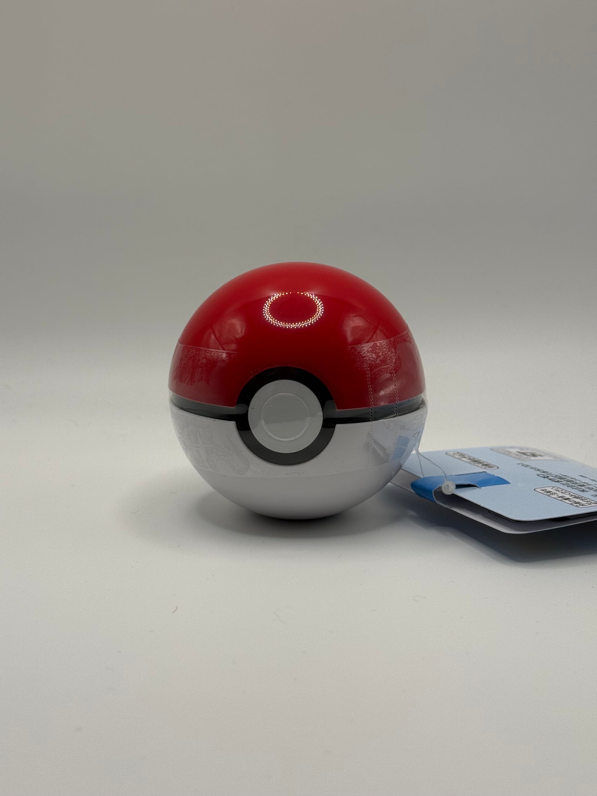 Eevolvd blindbox plush med en bild på hur pokebollen ser ut i verkligheten fran Pokemon Center Japan