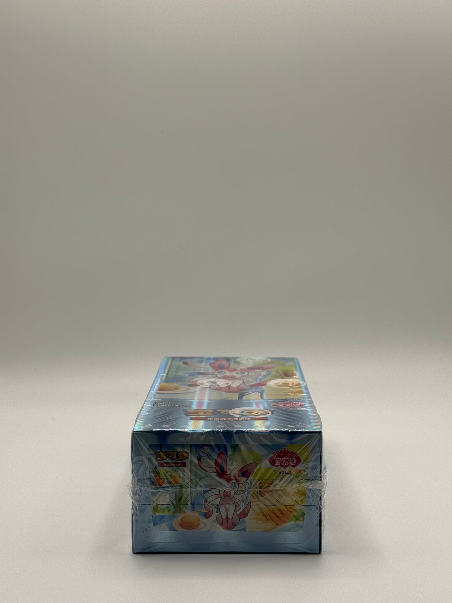 eevolvd gem pack vol 2 booster box med box art sedd fran framsidans kant direkt fran pokemon center kina