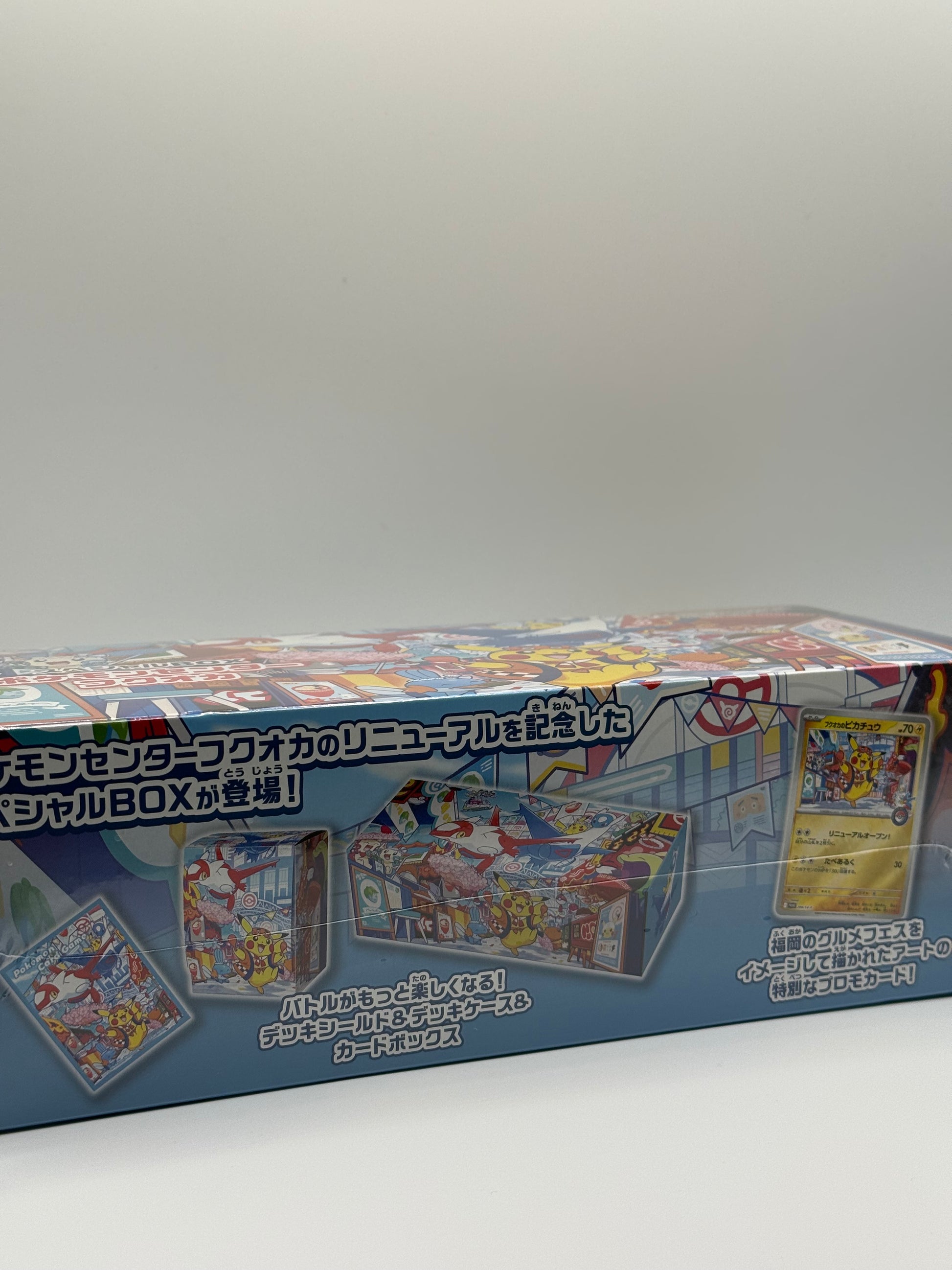 eevolvd pokemon center Fukuoka limited edition box med box art sedd med exempel pa innehall pa boxen direkt fran pokemon center japan