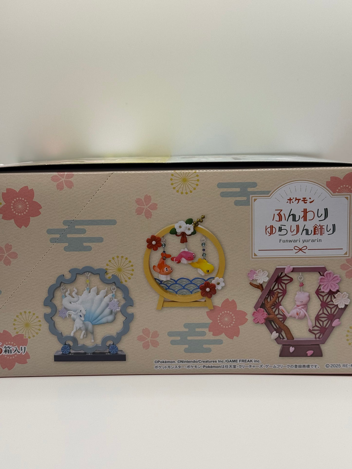 eevolvd rement swing set Pokemon limited edition med exempel på hur booster boxens vanstersida ser ut direkt fran japan