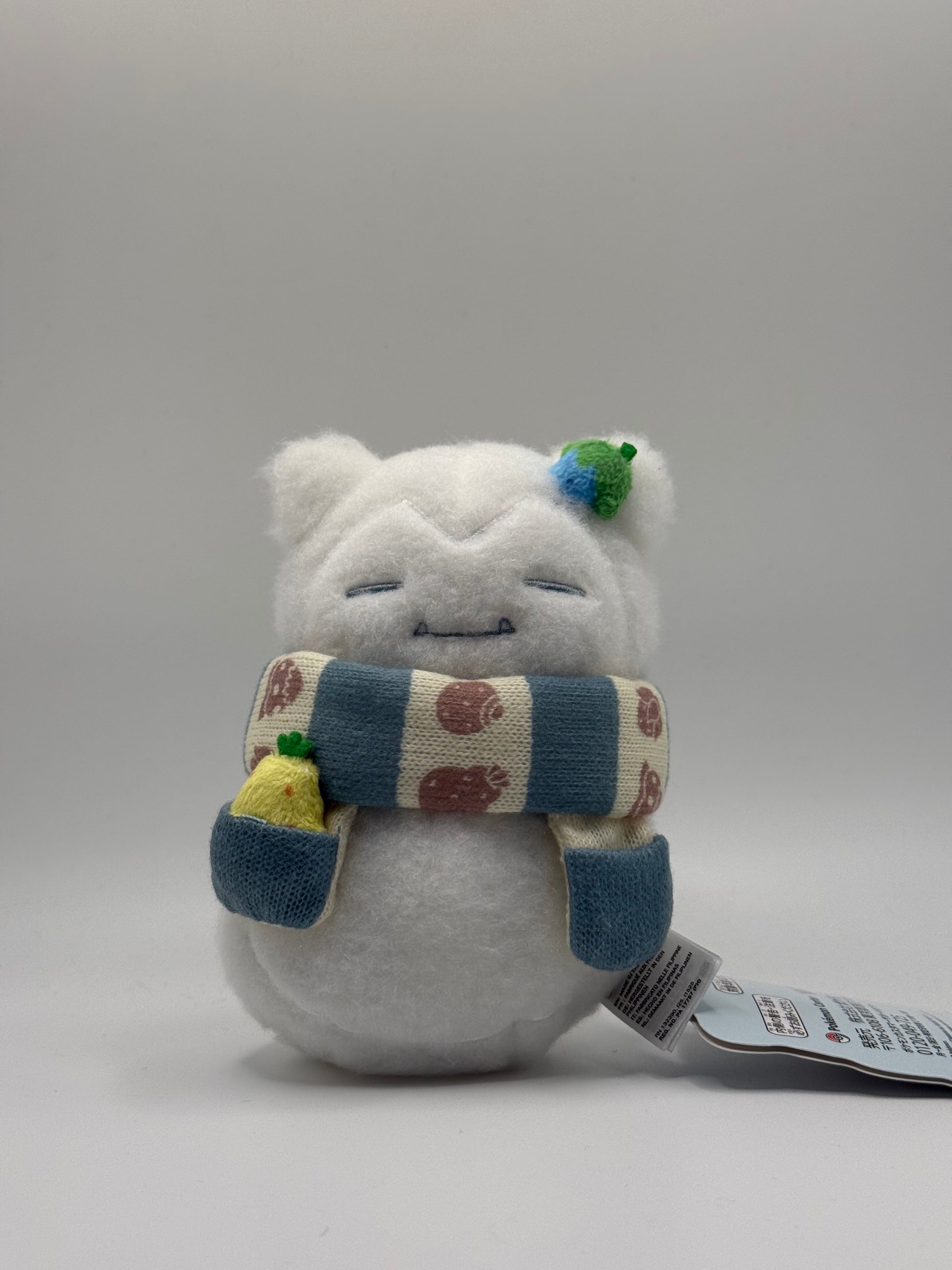 Eevolvd snorlax plush med halsduk och vinter tema hur det ser ut i verkligheten direkt fran Pokemon Center Japan
