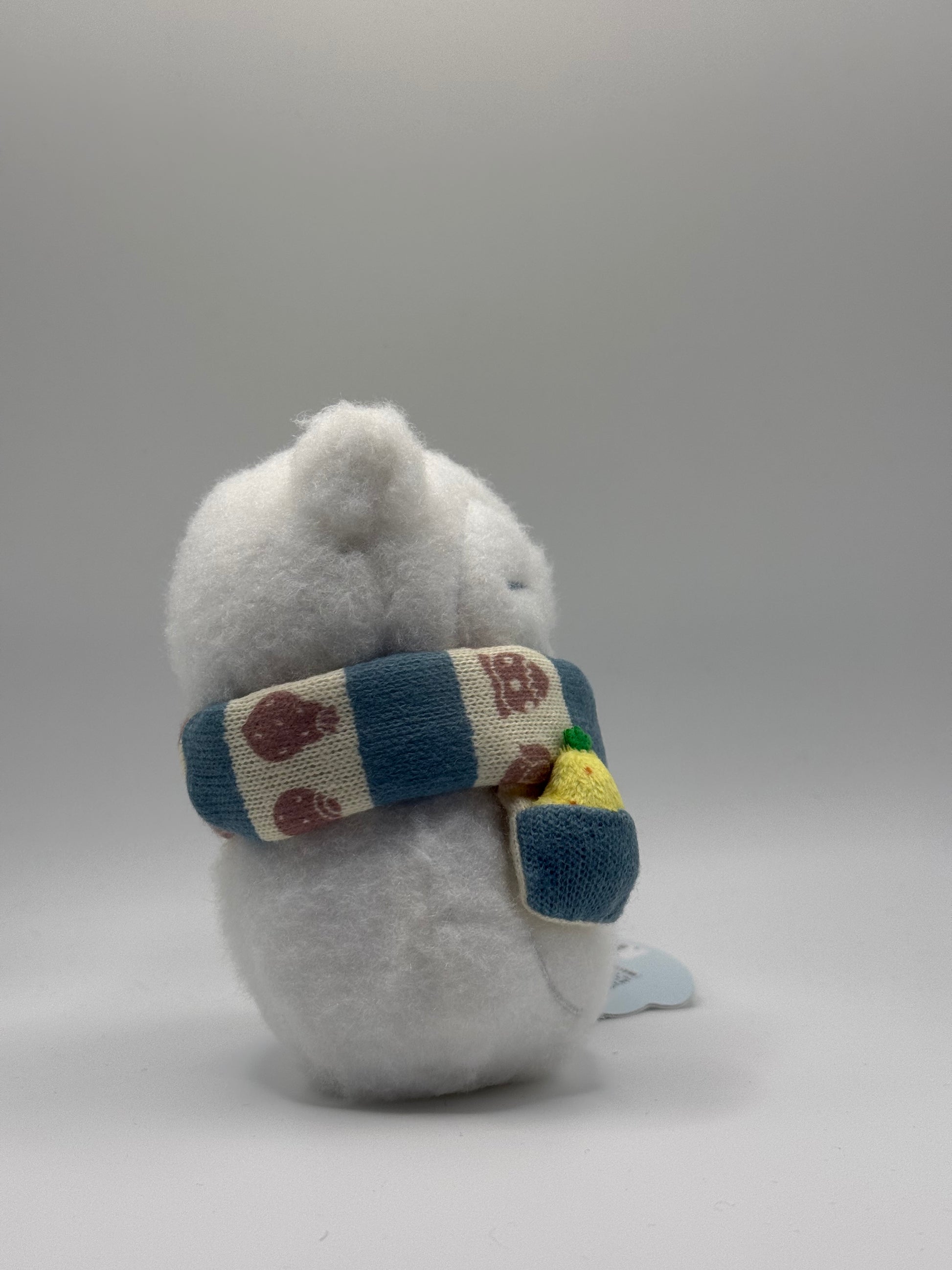 Eevolvd snorlax plush med halsduk och vinter tema hur det ser ut i verkligheten fran andra sidan direkt fran Pokemon Center Japan
