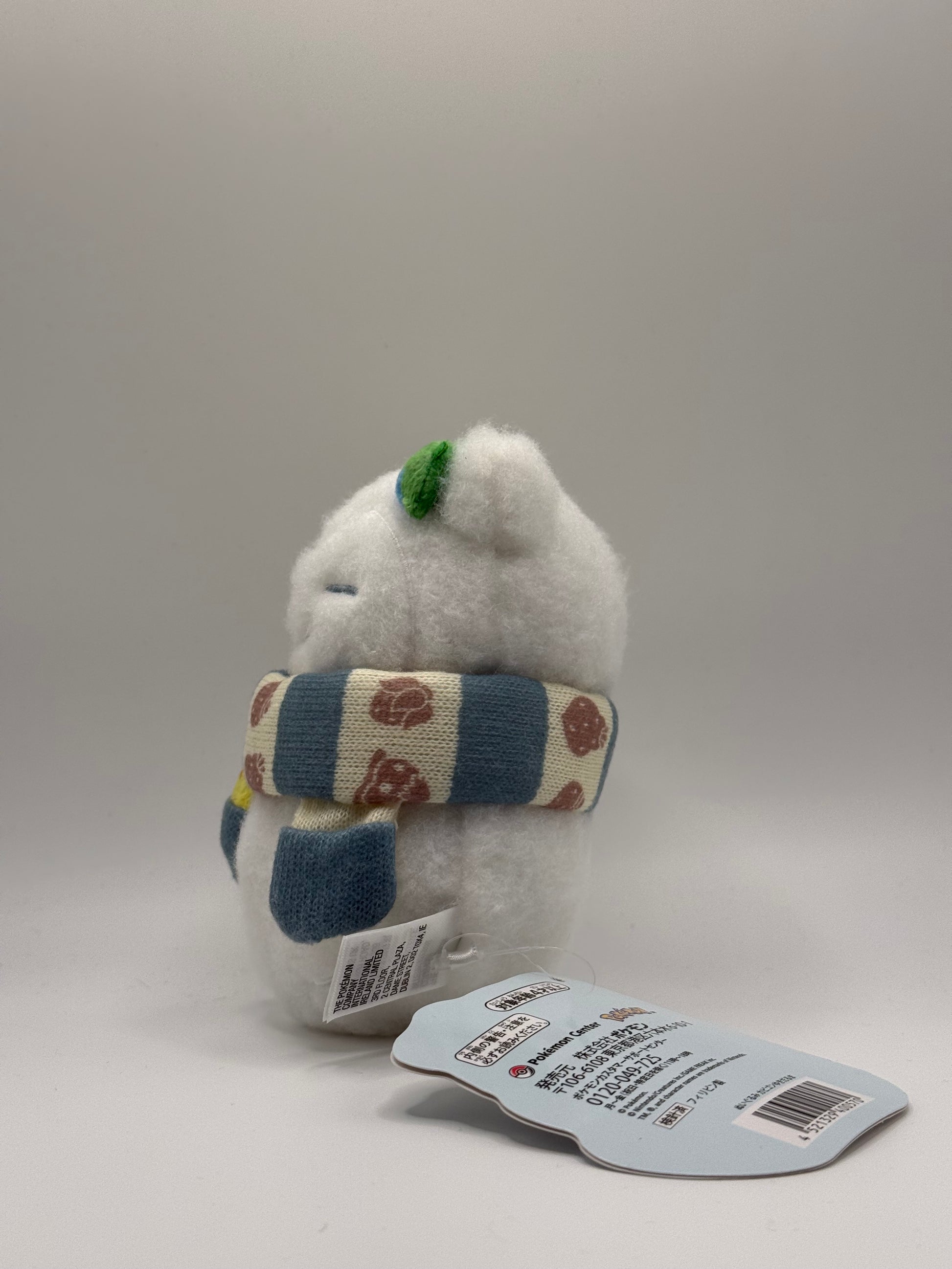 Eevolvd snorlax plush med halsduk och vinter tema hur det ser ut i verkligheten fran hagersidan direkt fran Pokemon Center Japan